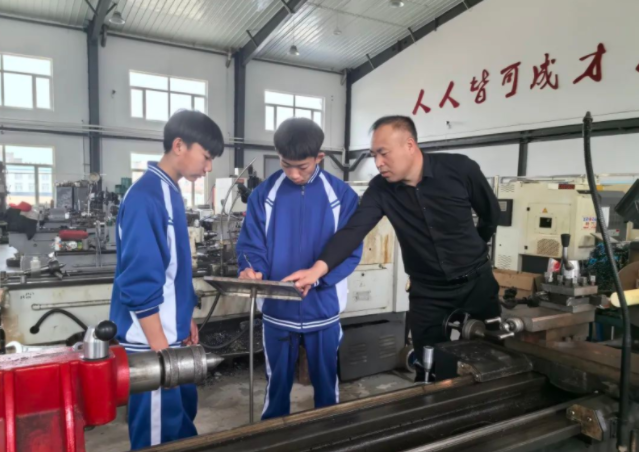 勞動(dòng)教育課程體系加強(qiáng)學(xué)生動(dòng)手能力實(shí)踐能力和創(chuàng)新能力的培養(yǎng)