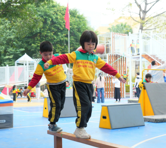 教師先行課程浸潤家園校協(xié)同構建起三位一體的幼小聯(lián)接機制