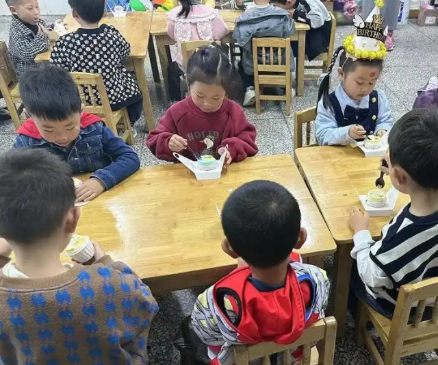 教師先行課程浸潤家園校協(xié)同構建起三位一體的幼小聯(lián)接機制